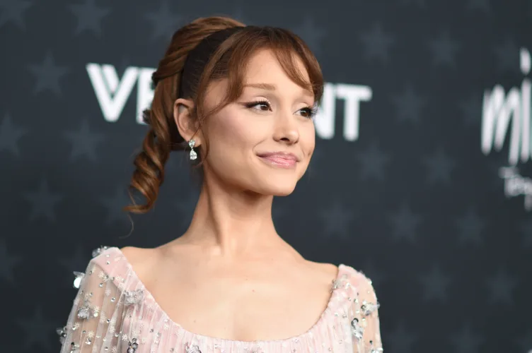 Ariana Grande withdraws from London musical and will take a break from the public eye